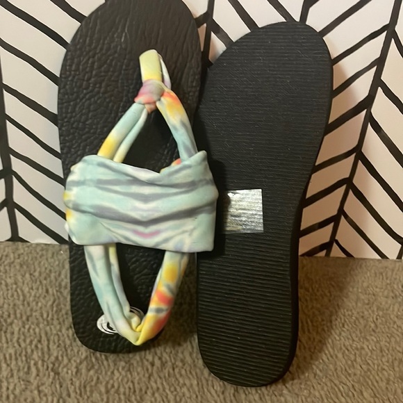 Shoes - 🌙5 for $25 Yoga Sandals size 9